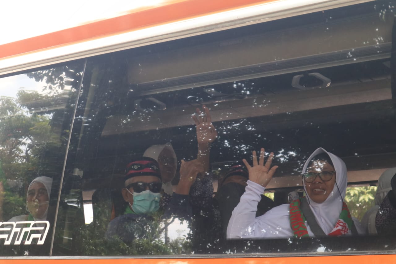 1000736799 Jamaah haji kloter 18 saat mau berangkat dari Pendopo Kabupaten Jombang./bongkah.id/Karimatul Maslahah/