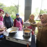 Wali Kota Mojokerto Ika Puspitasari meninjau Pelatihan Olahan Makanan dari Seafood di Gedung PLUT Maja Citra Kinarya, Selasa (6/5/2025).