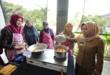 Wali Kota Mojokerto Ika Puspitasari meninjau Pelatihan Olahan Makanan dari Seafood di Gedung PLUT Maja Citra Kinarya, Selasa (6/5/2025).