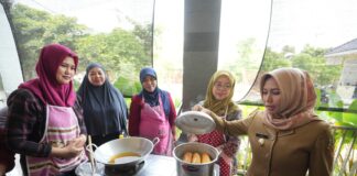 Wali Kota Mojokerto Ika Puspitasari meninjau Pelatihan Olahan Makanan dari Seafood di Gedung PLUT Maja Citra Kinarya, Selasa (6/5/2025).