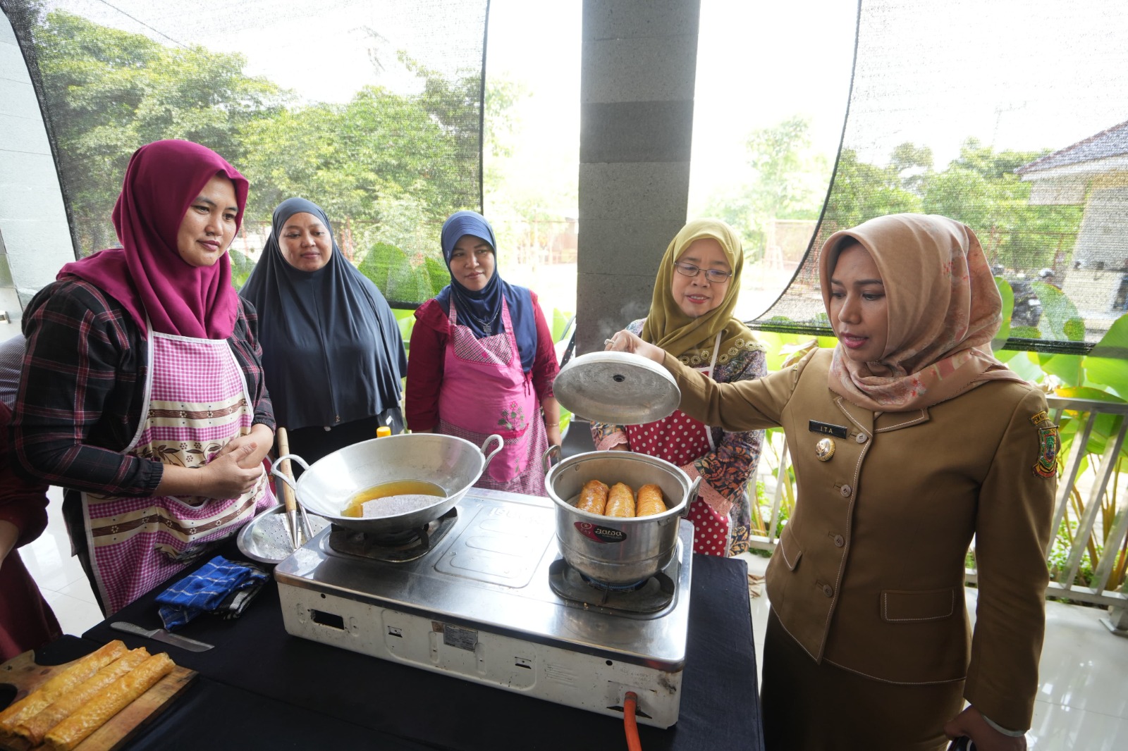 1000738577 Wali Kota Mojokerto Ika Puspitasari meninjau Pelatihan Olahan Makanan dari Seafood di Gedung PLUT Maja Citra Kinarya, Selasa (6/5/2025).