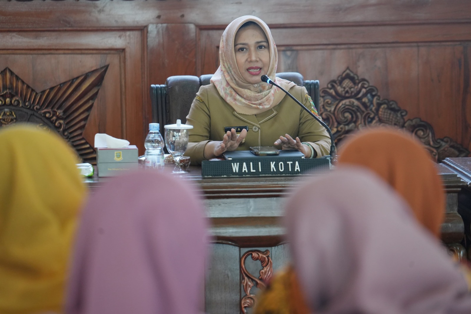 1000738598 Wali Kota Mojokerto Ika Puspitasari saat Pendapa Sabha Kridatama, Rumah Rakyat Kota Mojokerto, Selasa (6/5/2025).