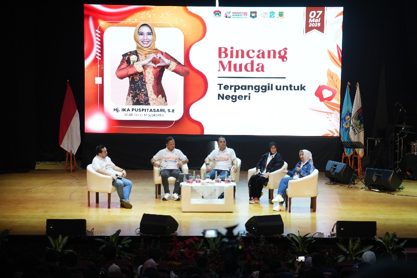 1000739659 Wali Kota Mojokerto Ika Puspitasari saat menjadi panelis dalam Bincang Muda YCC di Balai Pemuda Surabaya, Rabu (7/5/2025).