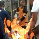 Petugas mengevakuasi jenazah pria yang ditemukan meninggal di Desa Rejoagung, Kecamatan Ploso, Kabupaten Jombang/bongkah.id/Karimatul Maslahah/