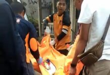 Petugas mengevakuasi jenazah pria yang ditemukan meninggal di Desa Rejoagung, Kecamatan Ploso, Kabupaten Jombang/bongkah.id/Karimatul Maslahah/