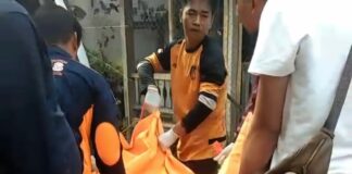 Petugas mengevakuasi jenazah pria yang ditemukan meninggal di Desa Rejoagung, Kecamatan Ploso, Kabupaten Jombang/bongkah.id/Karimatul Maslahah/