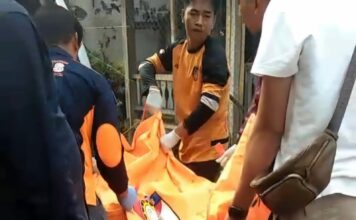 Petugas mengevakuasi jenazah pria yang ditemukan meninggal di Desa Rejoagung, Kecamatan Ploso, Kabupaten Jombang/bongkah.id/Karimatul Maslahah/