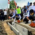 Bupati Mojokerto Muhammad Al Barra meresmikan secara simbolis proyek strategis di Balai Desa Mojopilang, Kecamatan Kemlagi, Kabupaten Mojokerto.