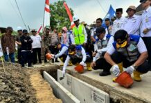 Bupati Mojokerto Muhammad Al Barra meresmikan secara simbolis proyek strategis di Balai Desa Mojopilang, Kecamatan Kemlagi, Kabupaten Mojokerto.