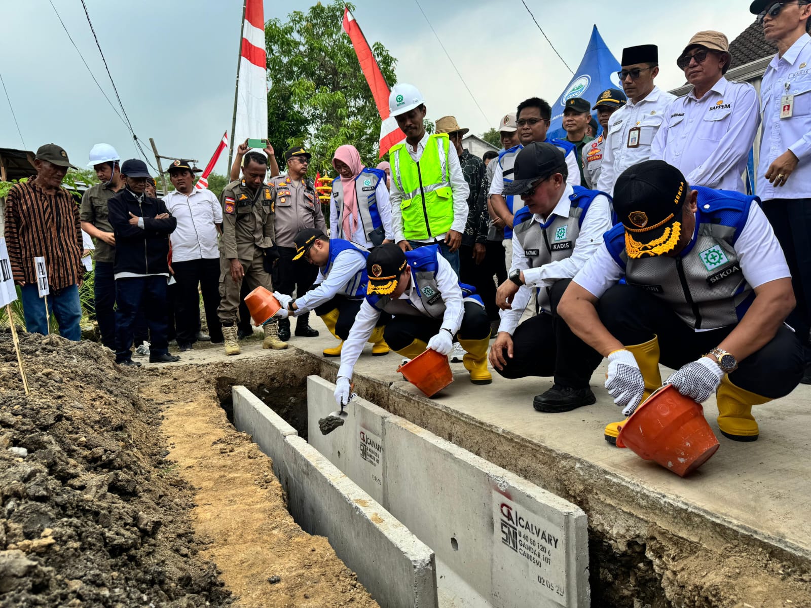 1000741558 Bupati Mojokerto Muhammad Al Barra meresmikan secara simbolis proyek strategis di Balai Desa Mojopilang, Kecamatan Kemlagi, Kabupaten Mojokerto.