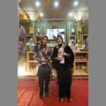 Wali Kota Mojokerto Ika Puspitasari (kiri) saat meninjau stand produk unggulan Kota Mojokerto di Indonesia City Expo (ICE) APEKSI 2025 di Grand City Convex Surabaya,