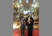 Wali Kota Mojokerto Ika Puspitasari (kiri) saat meninjau stand produk unggulan Kota Mojokerto di Indonesia City Expo (ICE) APEKSI 2025 di Grand City Convex Surabaya,