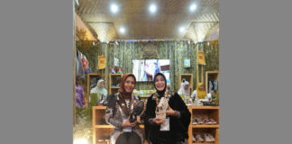 Wali Kota Mojokerto Ika Puspitasari (kiri) saat meninjau stand produk unggulan Kota Mojokerto di Indonesia City Expo (ICE) APEKSI 2025 di Grand City Convex Surabaya,