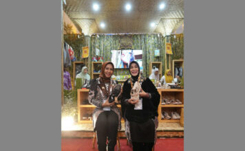 Wali Kota Mojokerto Ika Puspitasari (kiri) saat meninjau stand produk unggulan Kota Mojokerto di Indonesia City Expo (ICE) APEKSI 2025 di Grand City Convex Surabaya,