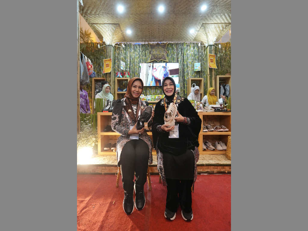1000742150 Wali Kota Mojokerto Ika Puspitasari (kiri) saat meninjau stand produk unggulan Kota Mojokerto di Indonesia City Expo (ICE) APEKSI 2025 di Grand City Convex Surabaya,