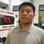 Kasatreskrim Polres Jombang AKP Margono saat dimintai keterangan dihalaman paviliun kenanga RSUD Jombang/Karimatul Maslahah/