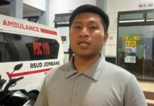 Kasatreskrim Polres Jombang AKP Margono saat dimintai keterangan dihalaman paviliun kenanga RSUD Jombang/Karimatul Maslahah/