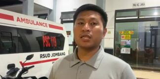 Kasatreskrim Polres Jombang AKP Margono saat dimintai keterangan dihalaman paviliun kenanga RSUD Jombang/Karimatul Maslahah/