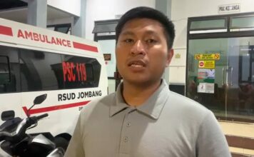 Kasatreskrim Polres Jombang AKP Margono saat dimintai keterangan dihalaman paviliun kenanga RSUD Jombang/Karimatul Maslahah/