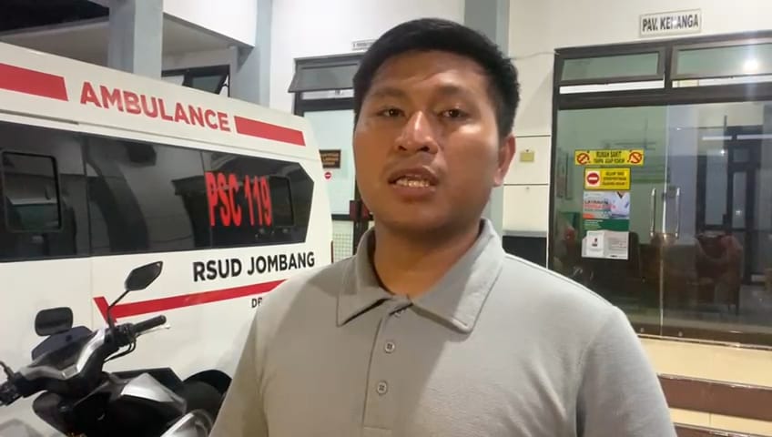 1000742359 Kasatreskrim Polres Jombang AKP Margono saat dimintai keterangan dihalaman paviliun kenanga RSUD Jombang/Karimatul Maslahah/