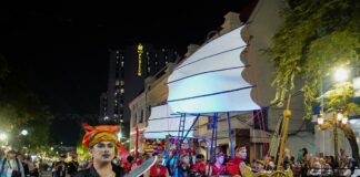 Sendratasik Kota Mojokerto dalam Light Culture Parade Apeksi 2025 di Surabaya
