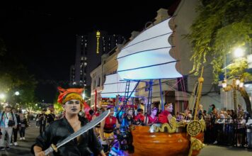 Sendratasik Kota Mojokerto dalam Light Culture Parade Apeksi 2025 di Surabaya