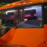 Kondisi bus yang mengangkut skuad Persik Kediri setelah laga melawan Arema FC. ISTIMEWA