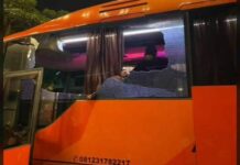 Kondisi bus yang mengangkut skuad Persik Kediri setelah laga melawan Arema FC. ISTIMEWA