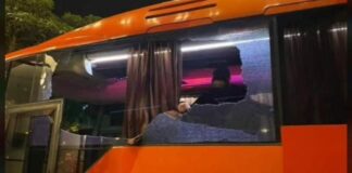 Kondisi bus yang mengangkut skuad Persik Kediri setelah laga melawan Arema FC. ISTIMEWA