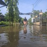 aktivitas warga Dusun Pakis saat pemukimananya terendam banjir./Karimatul Maslahah/
