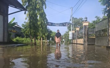 aktivitas warga Dusun Pakis saat pemukimananya terendam banjir./Karimatul Maslahah/