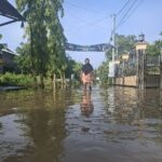 aktivitas warga Dusun Pakis saat pemukimananya terendam banjir./Karimatul Maslahah/