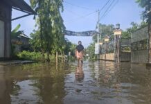 aktivitas warga Dusun Pakis saat pemukimananya terendam banjir./Karimatul Maslahah/