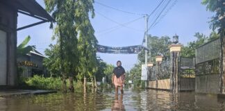 aktivitas warga Dusun Pakis saat pemukimananya terendam banjir./Karimatul Maslahah/
