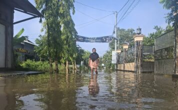 aktivitas warga Dusun Pakis saat pemukimananya terendam banjir./Karimatul Maslahah/