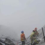Petugas saat memadamkan api di gudang spon./bongkah.id/Karimatul Maslahah/