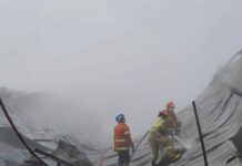 Petugas saat memadamkan api di gudang spon./bongkah.id/Karimatul Maslahah/