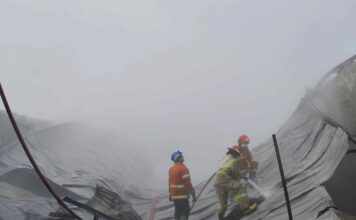 Petugas saat memadamkan api di gudang spon./bongkah.id/Karimatul Maslahah/