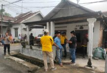 Petugas berada di depan rumah Mustam yang ditemukan meninggal di dalam rumahnya Dusun Karangkletak, Desa Tunggorono, Kabupaten Jombang, Jawa Timur/bongkah.id/Karimatul Maslahah/