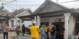 Petugas berada di depan rumah Mustam yang ditemukan meninggal di dalam rumahnya Dusun Karangkletak, Desa Tunggorono, Kabupaten Jombang, Jawa Timur/bongkah.id/Karimatul Maslahah/