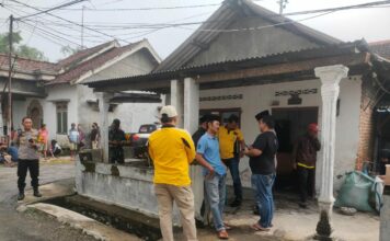 Petugas berada di depan rumah Mustam yang ditemukan meninggal di dalam rumahnya Dusun Karangkletak, Desa Tunggorono, Kabupaten Jombang, Jawa Timur/bongkah.id/Karimatul Maslahah/