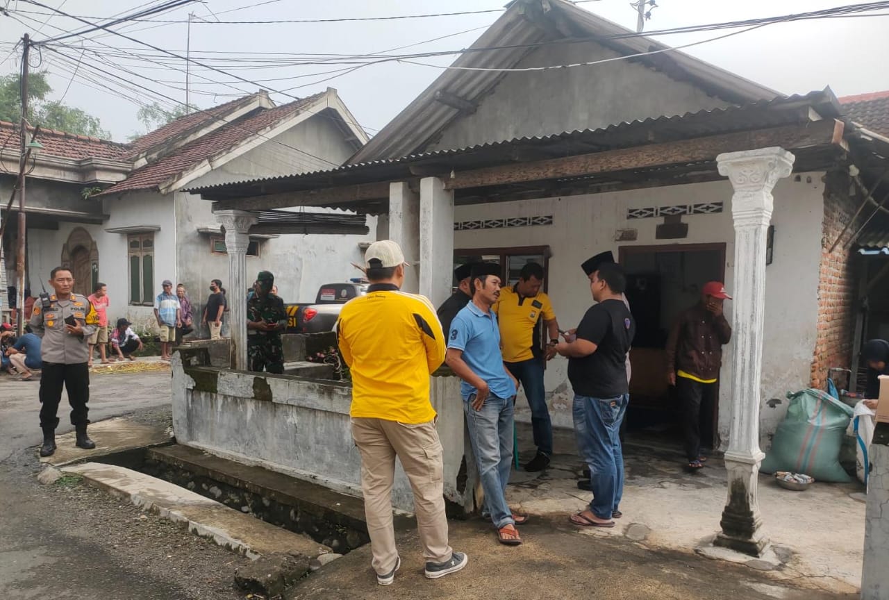1000755439 Petugas berada di depan rumah Mustam yang ditemukan meninggal di dalam rumahnya Dusun Karangkletak, Desa Tunggorono, Kabupaten Jombang, Jawa Timur/bongkah.id/Karimatul Maslahah/