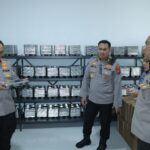 Wakapolda Jatim, Brigjen Pol Pasma Royce (kiri) meninjau SPPG di SPN Mojokerto, Kamis (15/5/2025).