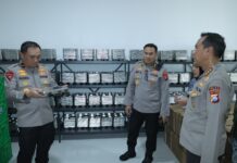 Wakapolda Jatim, Brigjen Pol Pasma Royce (kiri) meninjau SPPG di SPN Mojokerto, Kamis (15/5/2025).