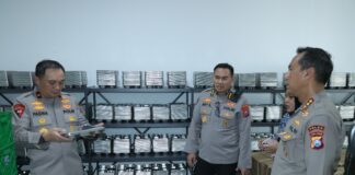 Wakapolda Jatim, Brigjen Pol Pasma Royce (kiri) meninjau SPPG di SPN Mojokerto, Kamis (15/5/2025).
