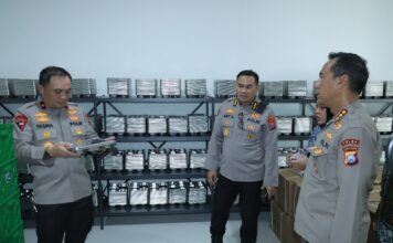 Wakapolda Jatim, Brigjen Pol Pasma Royce (kiri) meninjau SPPG di SPN Mojokerto, Kamis (15/5/2025).