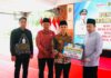 Pemberian insentif guru TPQ oleh Bupati Mojokerto Muhammad Al Barra.
