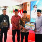Pemberian insentif guru TPQ oleh Bupati Mojokerto Muhammad Al Barra.