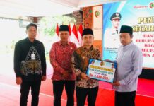 Pemberian insentif guru TPQ oleh Bupati Mojokerto Muhammad Al Barra.