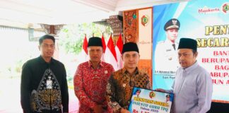 Pemberian insentif guru TPQ oleh Bupati Mojokerto Muhammad Al Barra.